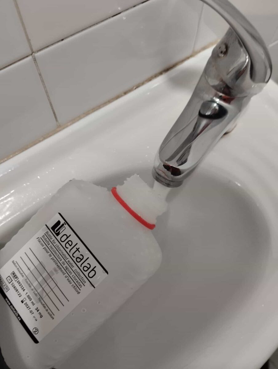toma de muestra en grifo prevención Legionella para laboratorio